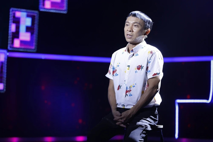 Dũng Nhí xuất thân từ cải lương, sau chuyển qua diễn hài. Anh từng bị lừa mất căn nhà, phải dọn ra thuê trọ sống tạm rồi làm lụng, tích cóp mua lại căn nhà khác.