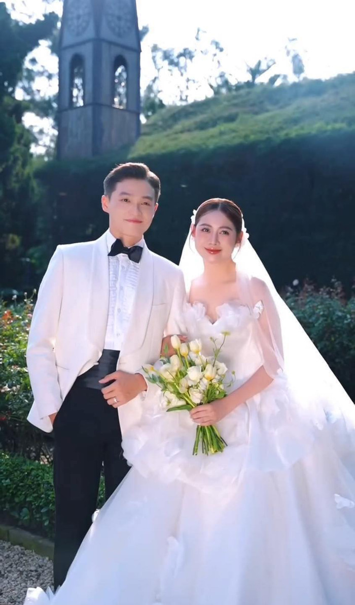 Việt Phương Thoa chia sẻ trên nền tảng Tik Tok về hình ảnh cả hai đi chụp ảnh cưới.