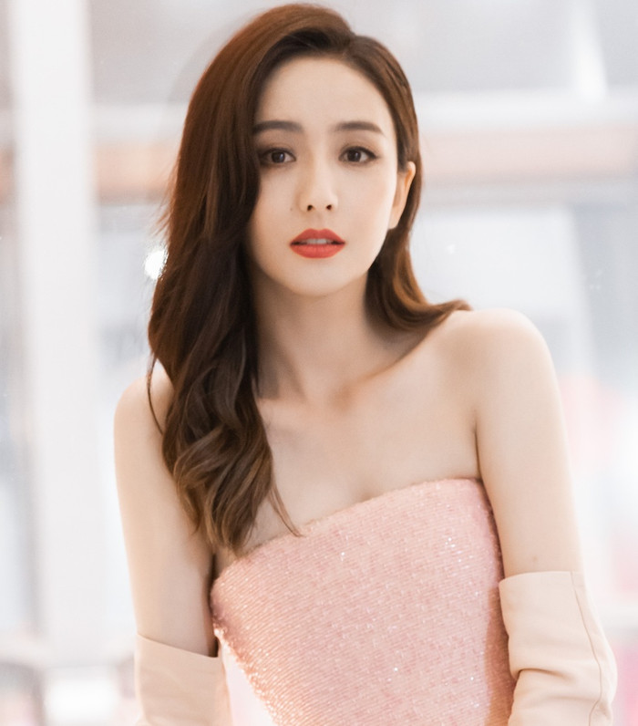 Đồng Lệ Á bị đồn là tú bà, trong đường dây dụ nhiều nữ diễn viên trẻ 'đổi tình' lấy cơ hội thăng tiến.