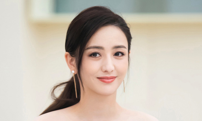 Nữ diễn viên sở hữu nhan sắc xinh đẹp, được nhiều khán giả gọi là 'mỹ nhân Tân Cương'.