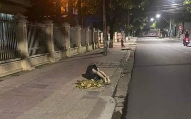 Sự thật bức ảnh chụp nửa thân dưới nhô ra từ túi rác Ảnh 2