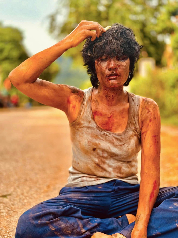 Nữ diễn viên nóng bỏng bị hành hạ khiến gương mặt biến dạng, cảnh ăn bánh mì khiến dân tình sốc nặng Ảnh 2