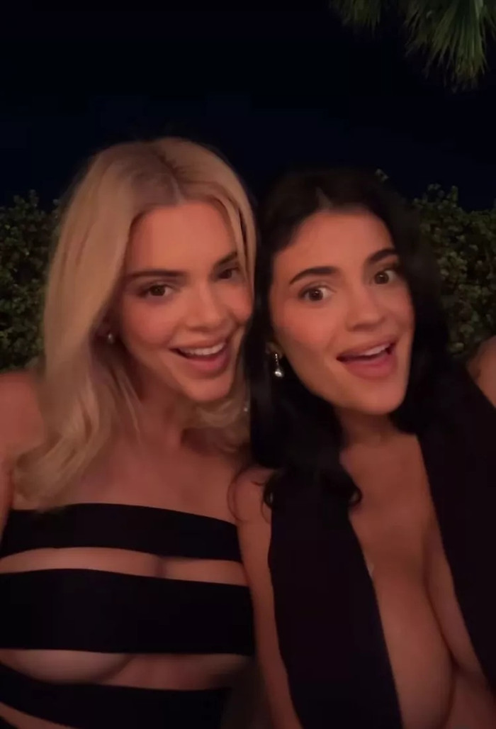 Chị em Kendall Jenner cùng quyến rũ với phong cách hở vòng 1.