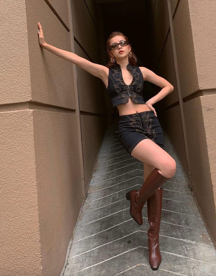 Boots cao cổ góp phần giúp outfit Xuân Hè 2025 thêm ấn tượng. (Ảnh: Vogue).