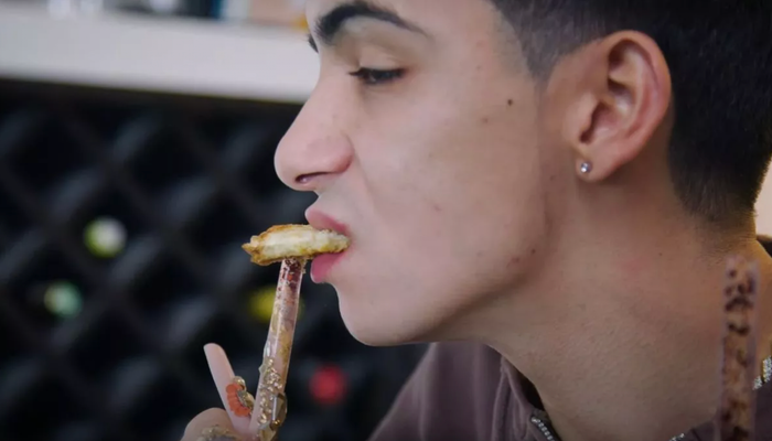 Người đàn ông tên R, 23 tuổi, sống tại Mỹ chi hơn 1 tỷ đồng để làm những bộ nail tinh xảo, siêu dài.