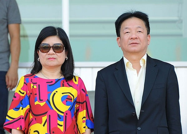 Bà Hòa là người phụ nữ giỏi giang, đảm đang, giúp bầu Hiển yên tâm, tập trung cho sự nghiệp kinh doanh. 