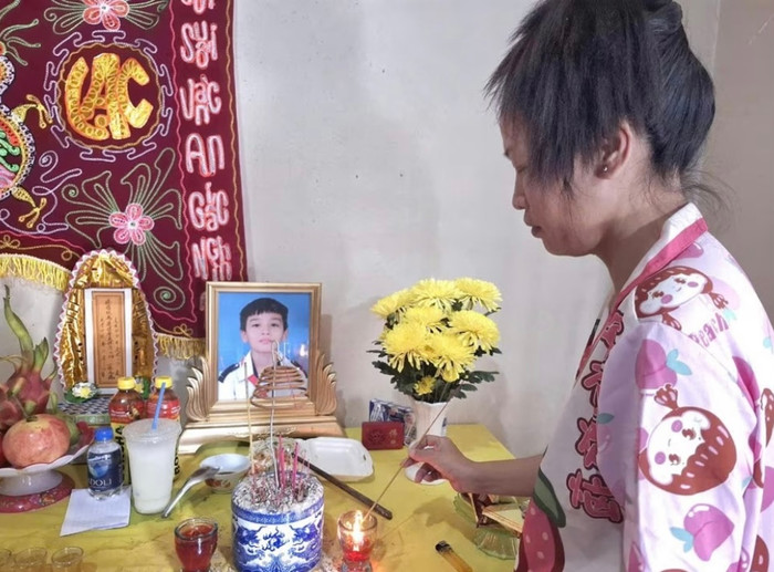 Chị Phương bên bàn thờ con trai.