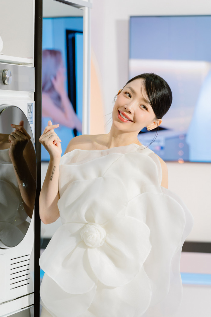 Mặc trang phục đơn giản, Tóc Tiên vẫn ghi điểm nhờ visual xinh đẹp, vóc dáng chuẩn.