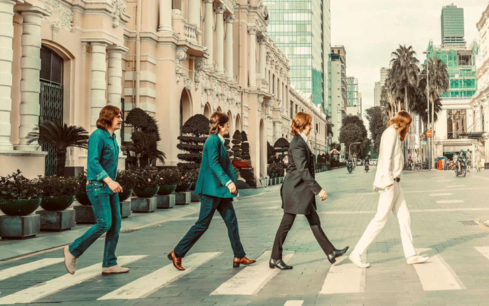 Xôn xao hình ảnh 4 nghệ sĩ quốc tế băng qua đường tại TP.HCM Ảnh 2