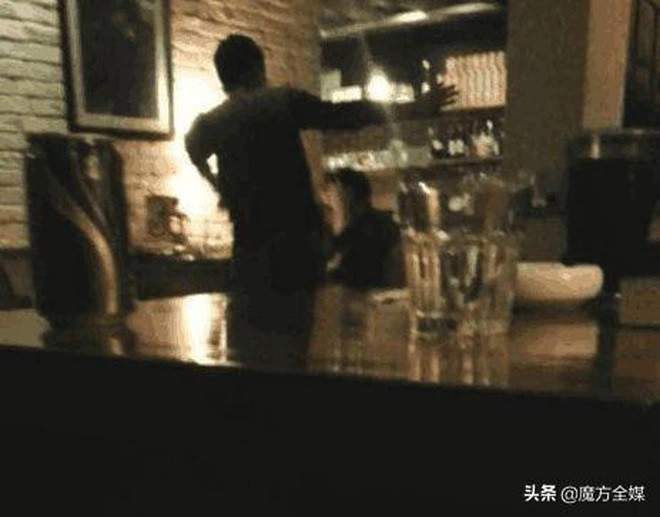 Vu Chính bị đánh giữa quán cafe.