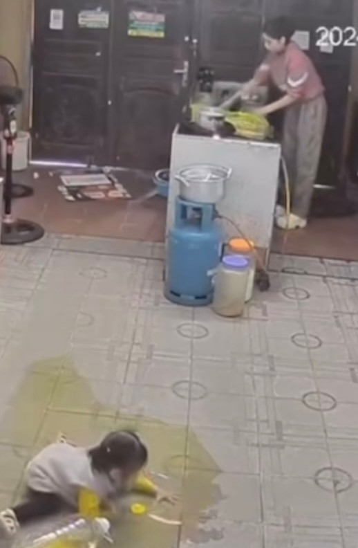 Sau đó, người mẹ đã mất vài tiếng đồng hồ để tắm rửa cho con và dọn dẹp 'bãi chiến trường' mà con gái nhỏ gây ra.