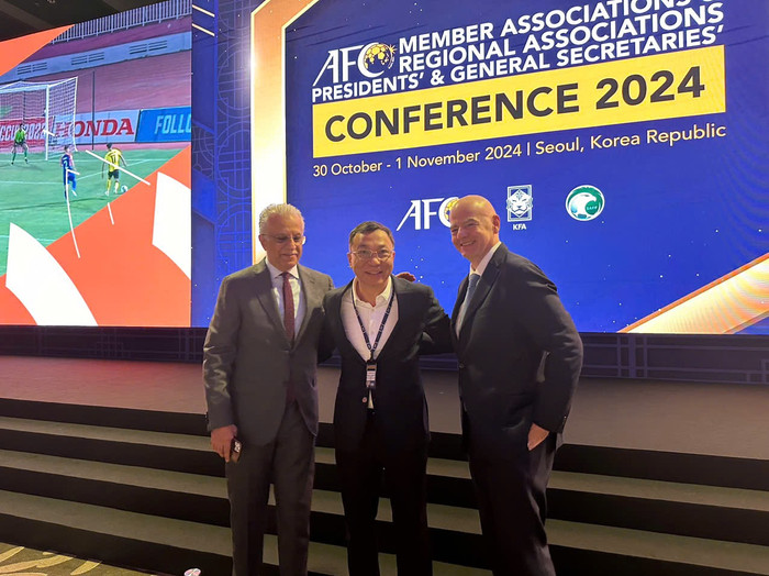 Chủ tịch Trần Quốc Tuấn cùng Chỉ tịch AFC và Chủ tịch FIFA.