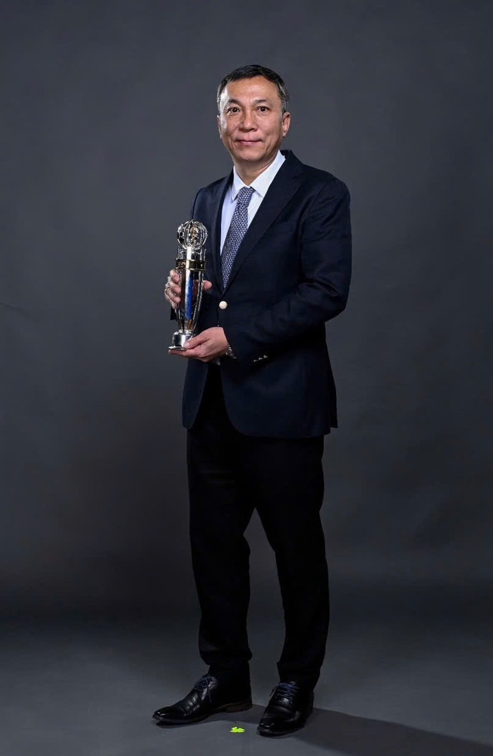 Chủ tịch Trần Quốc Tuấn đã thay mặt Liên đoàn bóng đá Việt Nam nhận giải thưởng