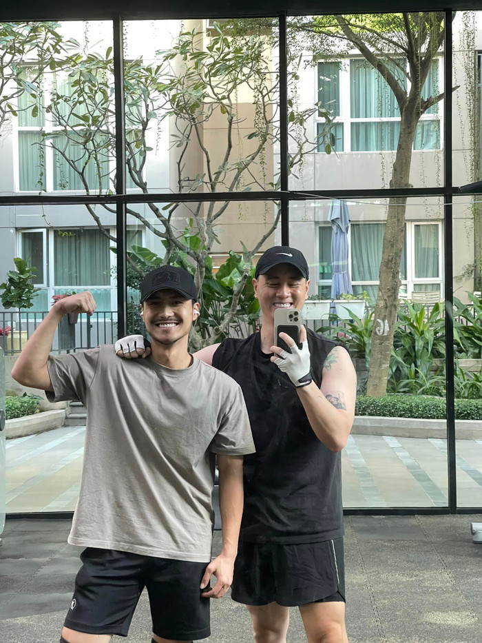 Cả 2 có nhiều nét giống nhau.