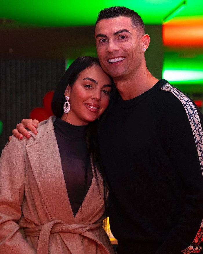 Ronaldo vắng mặt trong lúc bạn gái nhập viện vì lịch thi đấu.