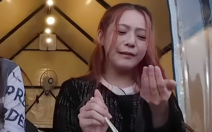 Nữ ca sĩ bị rụng răng khi đang quay hình, đồng nghiệp ngơ ngác chứng kiến Ảnh 2