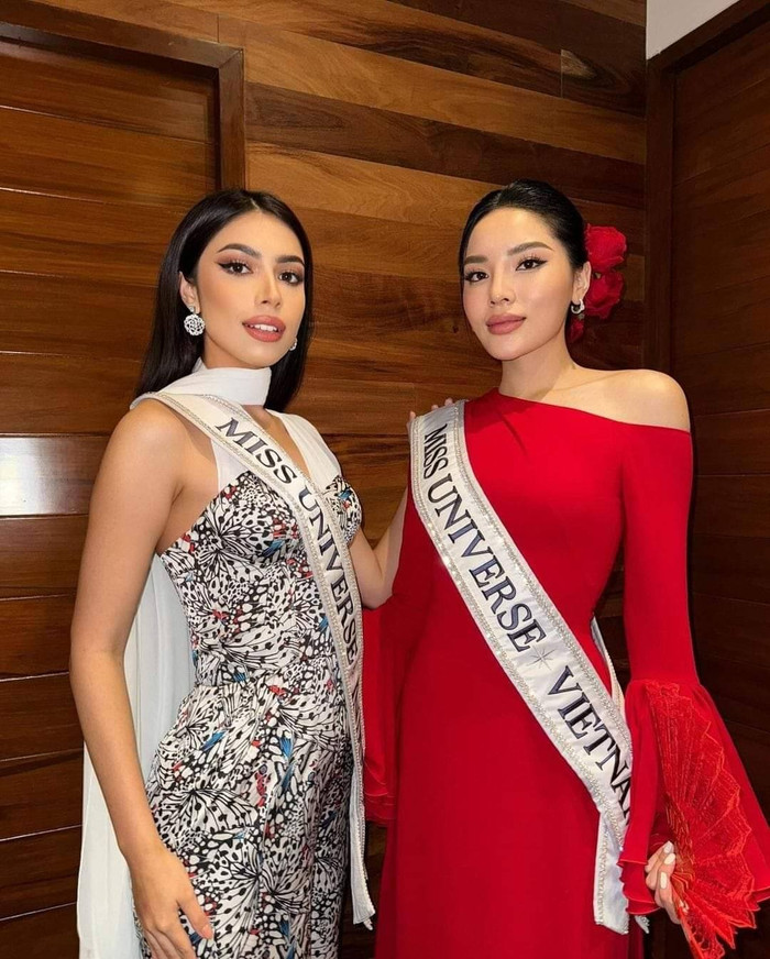 Hoa hậu Kỳ Duyên có màn đọ sắc đầu tiên cùng các thí sinh Miss Universe 2024. Người đẹp nổi bật trong tà áo dài đỏ cách tân có chi tiết lệch vai. 