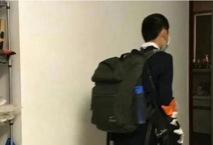 Con trai lớp 7 đột ngột ra đi, người cha bật khóc khi thấy xấp giấy trong cặp con.