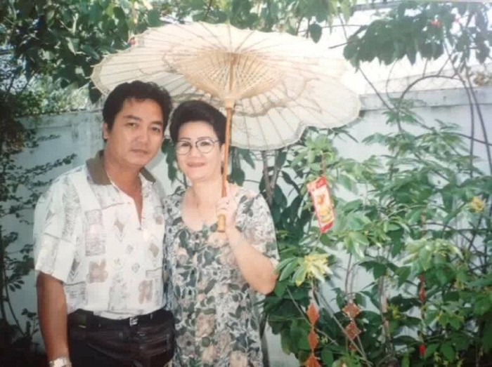 Nguyễn Sanh và người vợ đầu quá cố. 