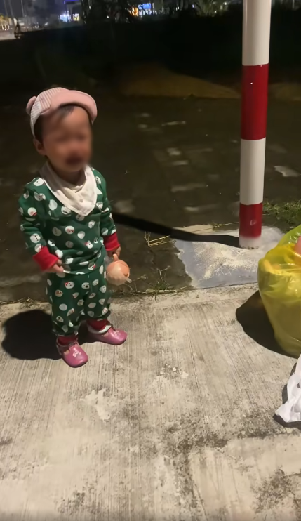 Bé gái bị mẹ bỏ rơi trong đêm lạnh tại Hải Dương.