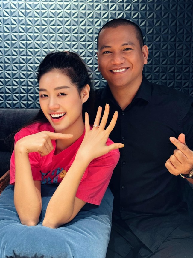 Khánh Vân là một trong những Hoa hậu có chuyện tình cảm kín tiếng nhất nhì showbiz Việt. Kể từ khi đăng quang Hoa hậu Hoàn vũ Việt Nam 2019, chân dài chưa từng lộ thông tin hẹn hò. Đến tháng 6/2024, người đẹp bất ngờ công khai được cầu hôn nhưng vẫn giấu danh tính của chồng sắp cưới. Sau 2 tháng, Khánh Vân mới đăng tải ảnh của người yêu trên trang cá nhân để xác nhận với mọi người. 