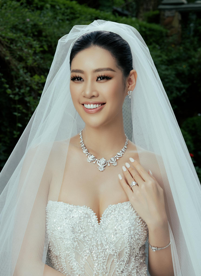 Ngày 30/10, Hoa hậu Khánh Vân công khải loạt ảnh cưới 'đẹp như mơ' chuẩn bị cho hôn lễ với ông xã nhiếp ảnh gia. 