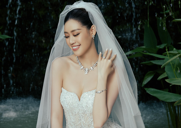 Người đẹp đeo thêm bộ trang sức cao cấp được làm bằng vàng trắng đính kim cương trị giá 702 triệu, cô đeo thêm vòng tay ngọc trai có giá 21 triệu đồng. 