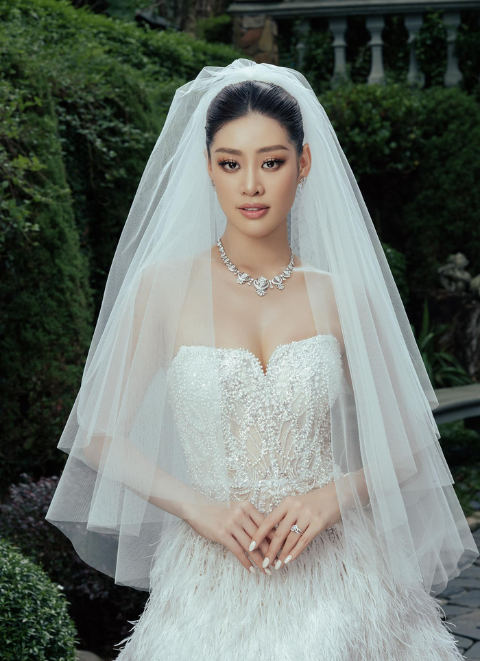 Khánh Vân chọn tông trang điểm nhấn đậm ở đuôi mắt kết hợp màu môi nude dung hòa cho tổng thể. Cô nàng búi tóc gọn gàng làm giúp tôn trọng vẻ đẹp của bộ trang sức đắt đỏ. 