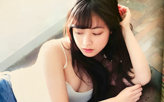 'Mỹ nhân nghìn năm có một' lộ clip hôn môi bạn trai ở công viên, có hành động khiến dân tình đỏ mặt Ảnh 2