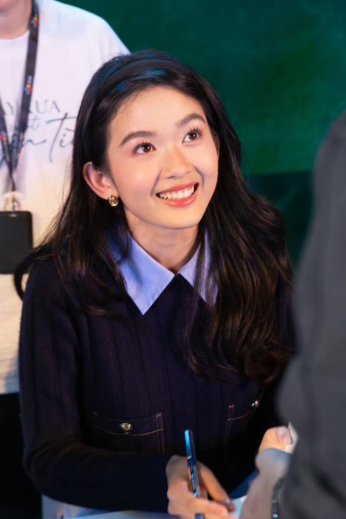 Ngọc Xuân theo học diễn xuất ở sân khấu kịch của NSND Hồng Vân.