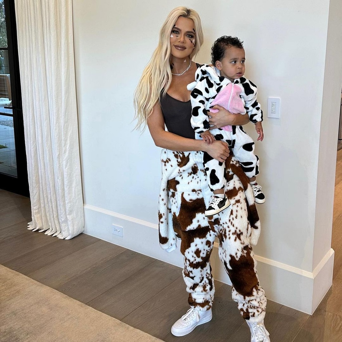Khloe Kardashian có phần giản dị hơn so với những chị em khác. Cô và con trai Tatum Thompson chỉ mặc bộ đồ liền quần hình con bò trang điểm nguệch ngoạc và đội môi thâm sì. 