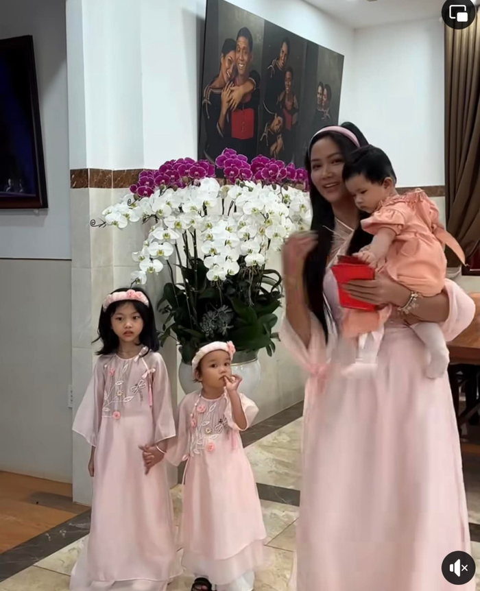 H'Hen Niê luôn dành sự quan tâm đặc biệt tới các cháu trong nhà. Ảnh: FBNV