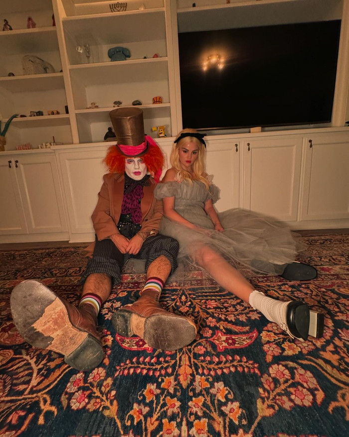 Cặp đôi đáng yêu này hóa thân thành Alice và Mad Hatter của bộ phim hoạt hình nổi tiếng 'Alice lạc vào xứ sở thần tiên'. Trong đó Selena tôn lên nét xinh xắn với chiếc băng đô nơ nhung độc đáo từ Jennifer Behr.