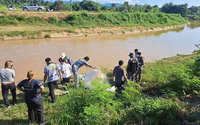 Dừng xe bên đường để nghỉ mệt, người đàn ông tím tái mặt mày khi thấy cảnh tượng dưới sông Ảnh 2