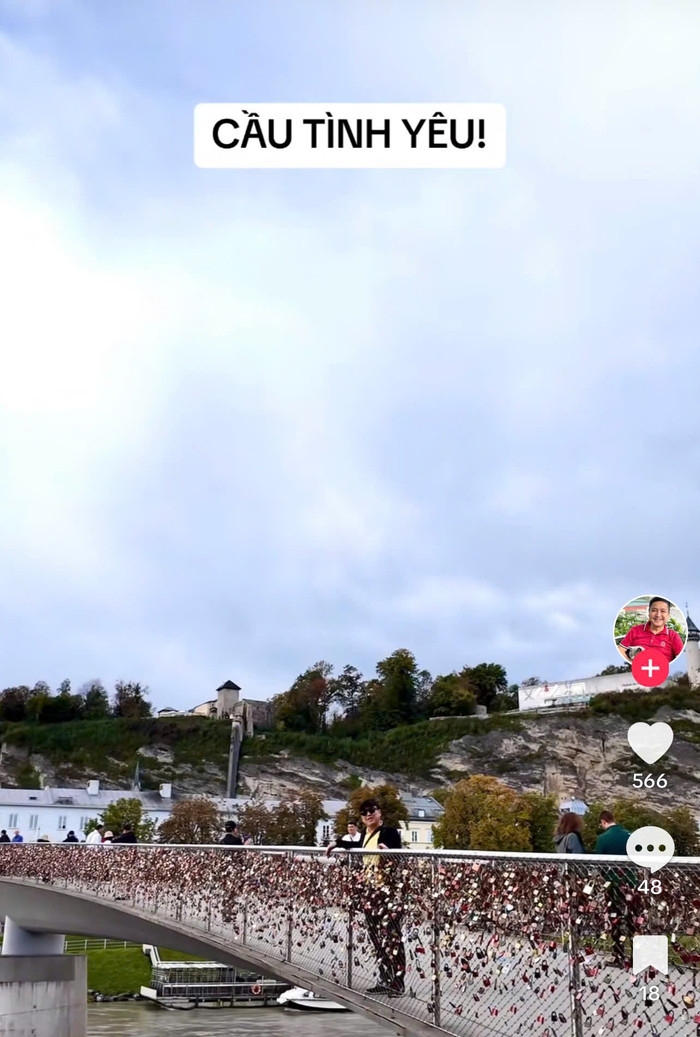 Chí Trung ở cây cầu tình yêu tại nước Áo.