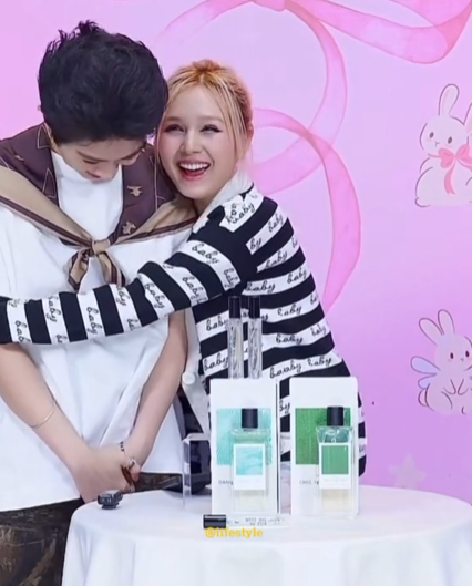 Những hành động thân mật siêu đáng yêu của cặp đôi trên các phiên livestream.