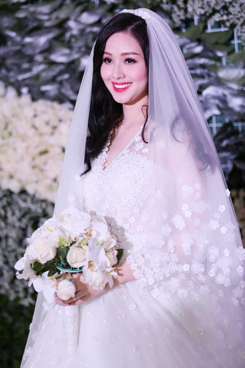 Tâm Tít để lộ bụng lùm lùm trong đám cưới.