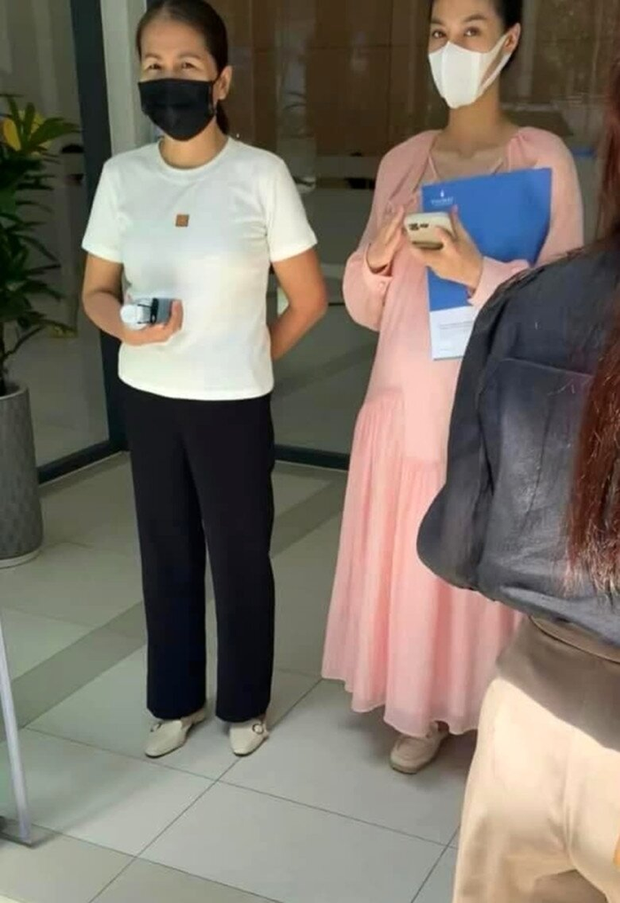 'Team qua đường' bắt gọn khoảnh khắc Lona Kiều Loan lộ vòng hai lùm lùm, có mặt ở một phòng thám thai sản cách đây chưa lâu.