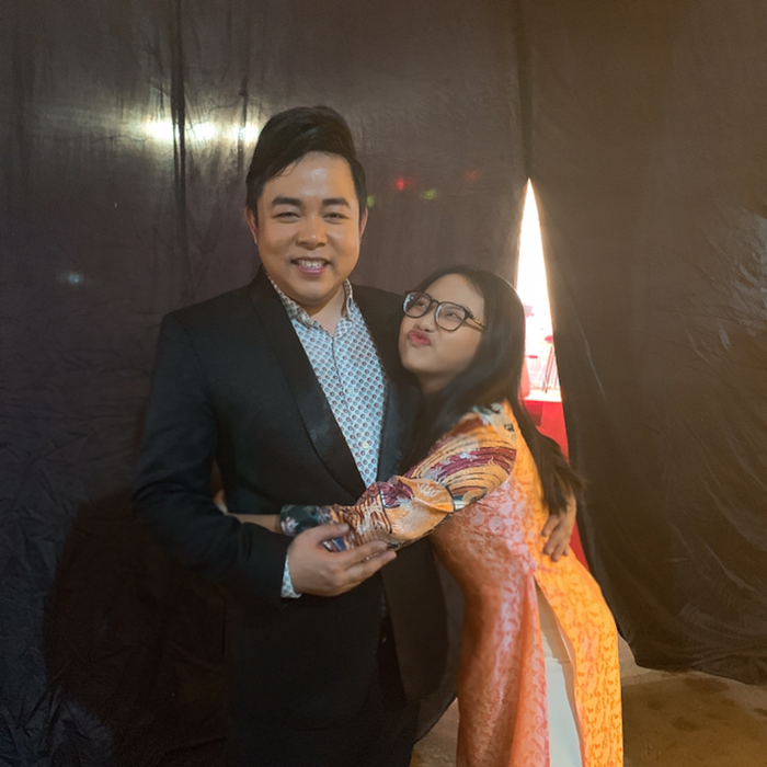 Quang Lê là ba nuôi của Phương Mỹ Chi, hỗ trợ nữ ca sĩ suốt 6 năm sau khi bước ra khỏi Giọng hát Việt nhí.