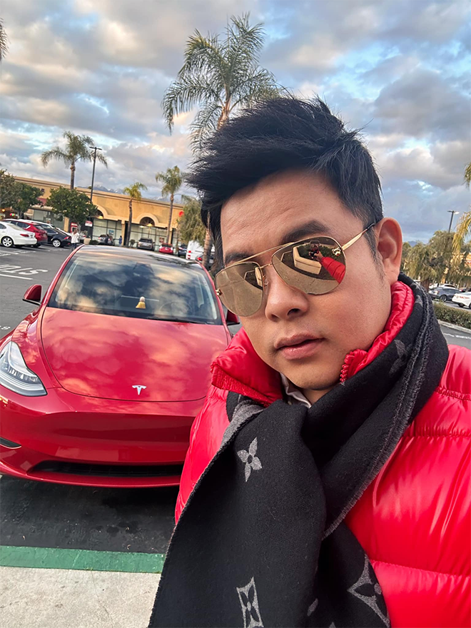 Anh cũng sở hữu đồng hồ kim cương, xế hộp khủng,...