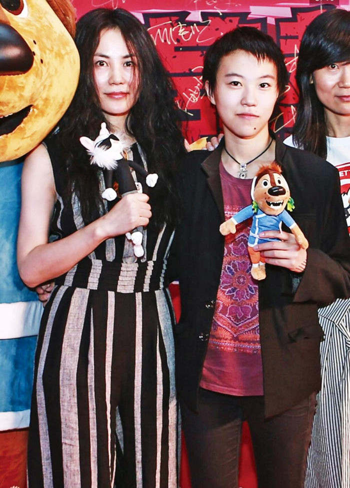 Nhưng anh lại rất quan tâm Đậu Tĩnh Đồng.