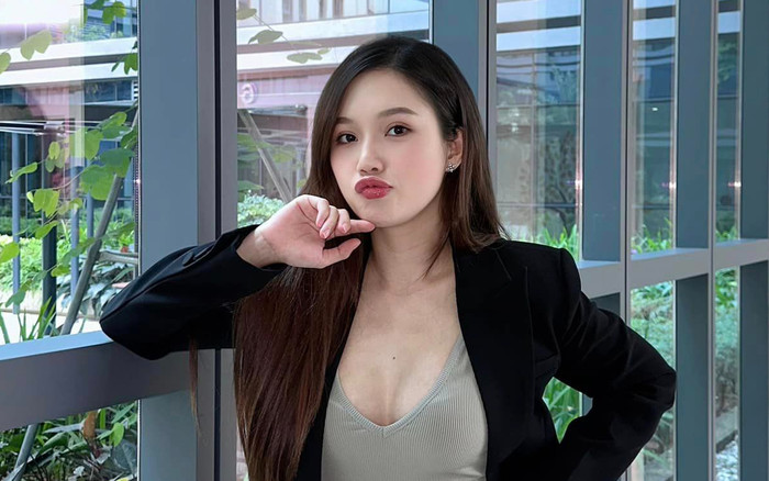 'Tình địch' Kiều Anh khoe vẻ đẹp phồn thực trong chiếc áo trễ nải Ảnh 2