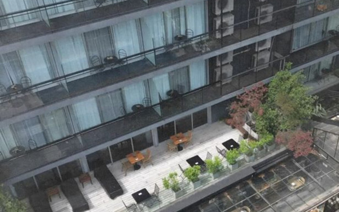 Đoạn clip ghi lại vụ nam ca sĩ ngã lầu tử vong tại chỗ Ảnh 2