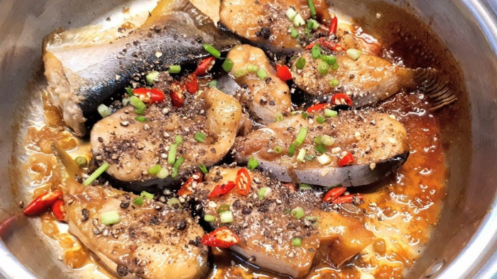 Đặc sản cá tra kho tộ.