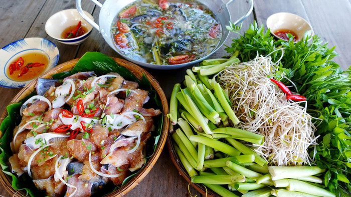 Lẩu cá tra nhúng giấm thơm ngon.