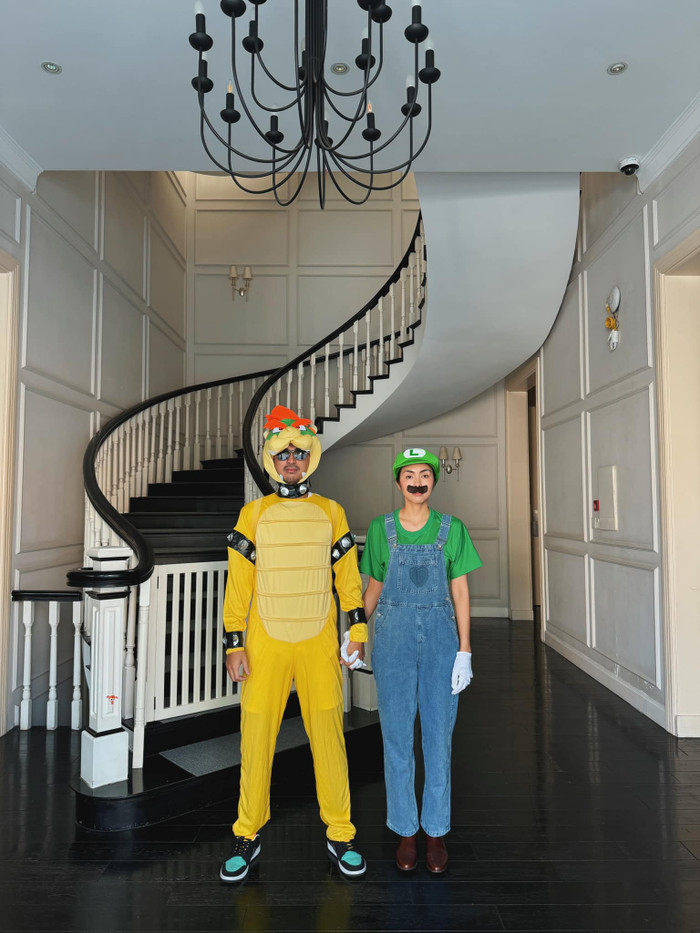 Vợ chồng Tăng Thanh Hà vẫn vui vẻ, tinh nghịch trêu đùa nhau như hồi mới yêu. Ảnh: FBNV