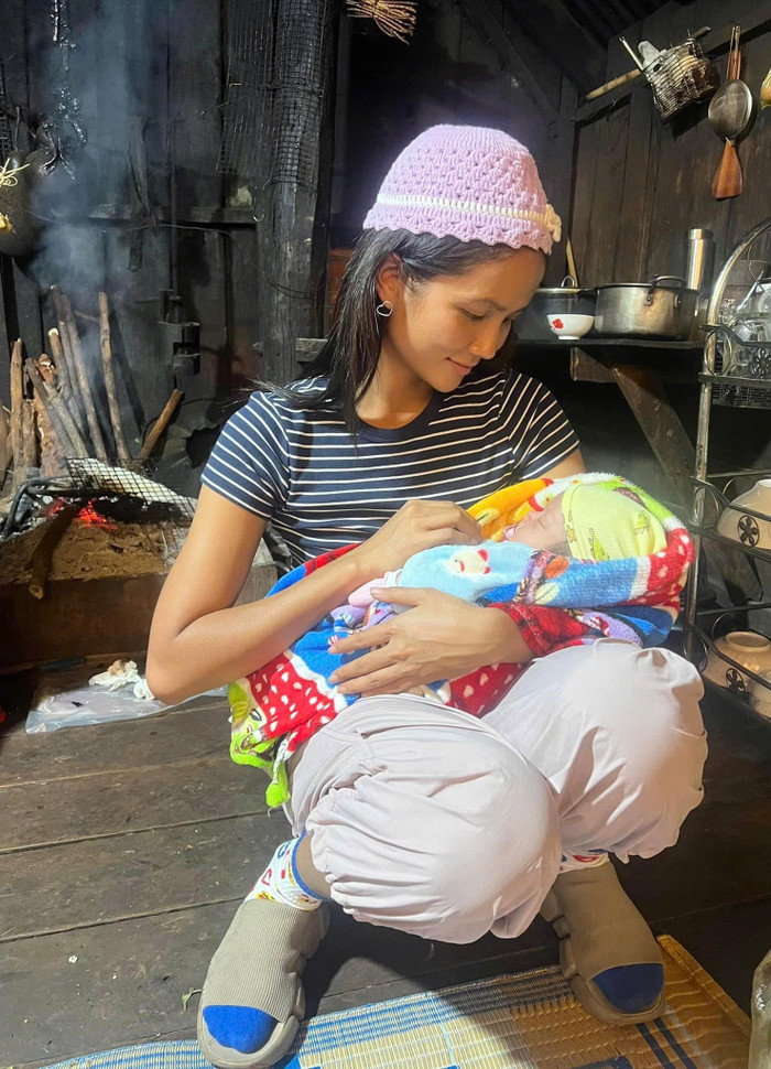 H'Hen Niê yêu quý trẻ con.