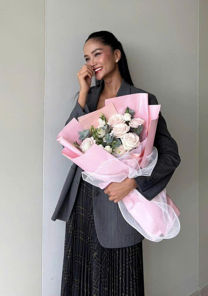 H'Hen Niê đang hạnh phúc.