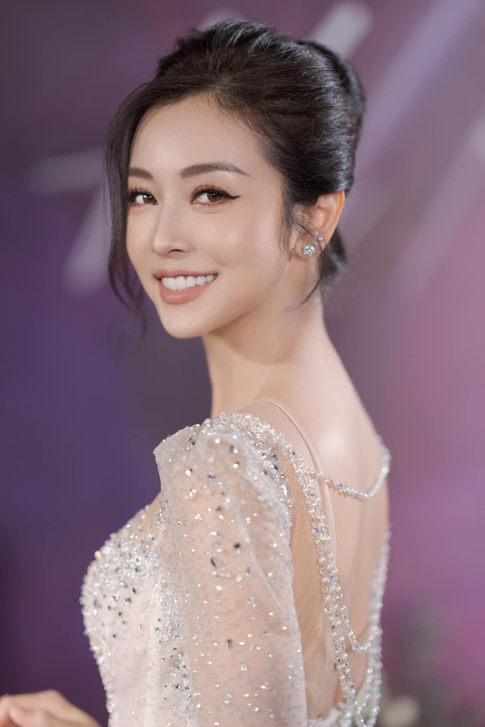 Jennifer Phạm mang nhiều vẻ đẹp của phụ nữ hiện đại.