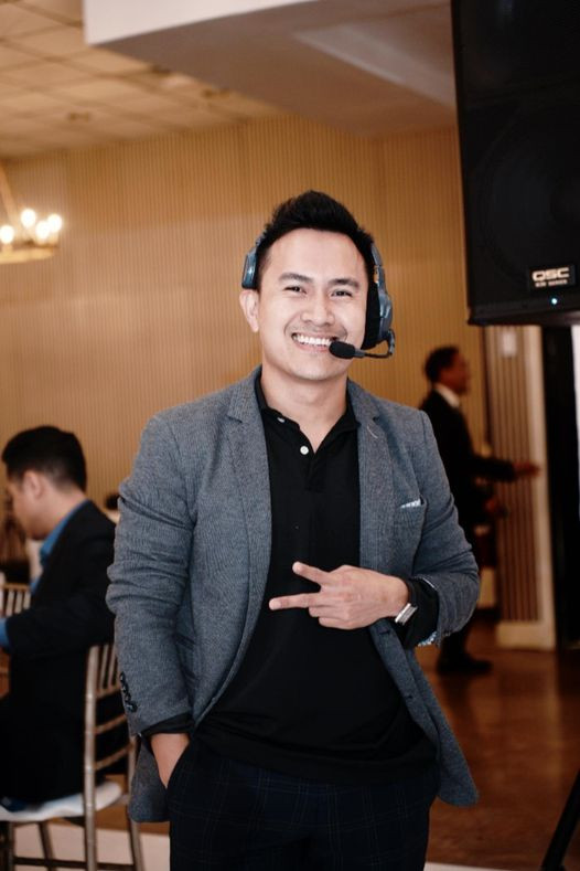 Ngoài ra, Thành Vinh còn mở một studio chụp ảnh cưới.